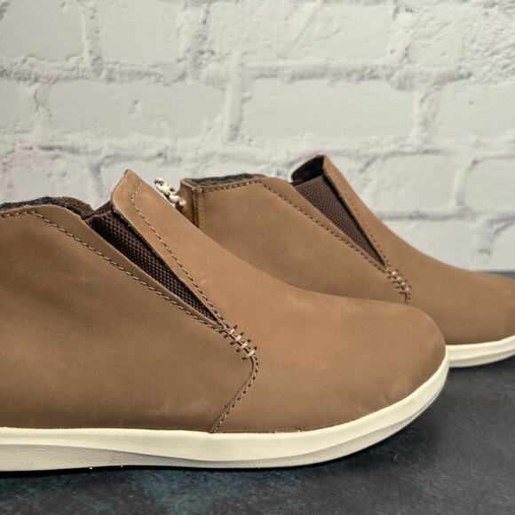 OluKai Women's 5 Hawai'iloa Manu Hope Ankle Booties Leather Taupe Grey/Off White - Picture 4 of 12